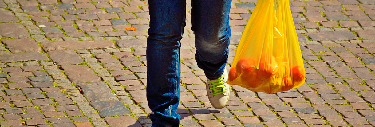 sacolas plásticas- homem carregando sacolas do mercado 