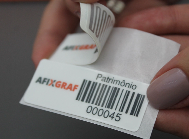 RFID Vantagens e desvantagens: Etiquetas com antena RFID.