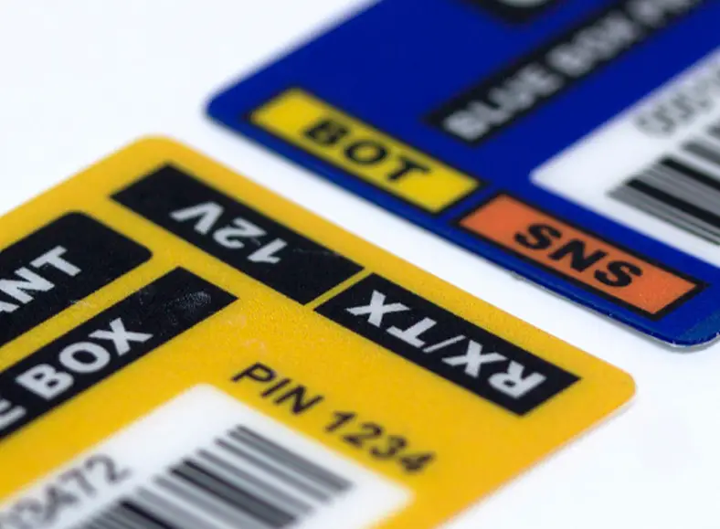 Placas de identificação em policarbonato, coloridas, com códigos de barras e informações técnicas