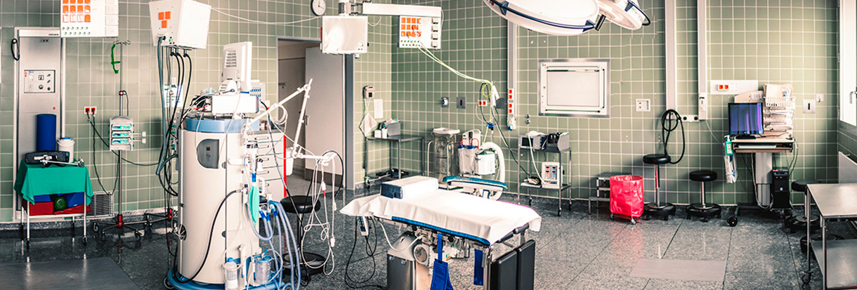 aço inox-ambiente hospitalar com diversos equipamentos em aço 
