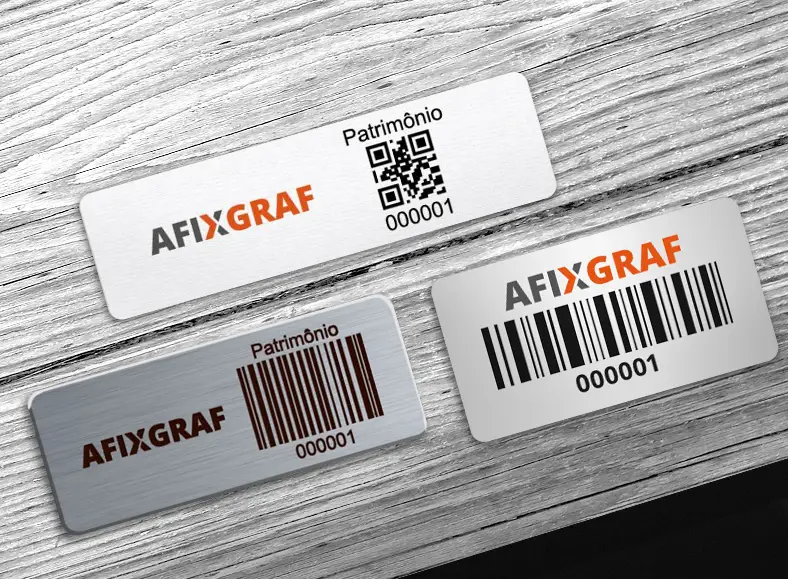 Etiquetas de patrimônio sobre bancada