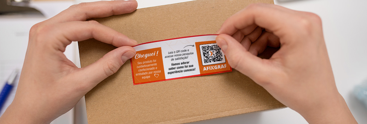 Colando etiquetas adesivas personalizadas em caixas