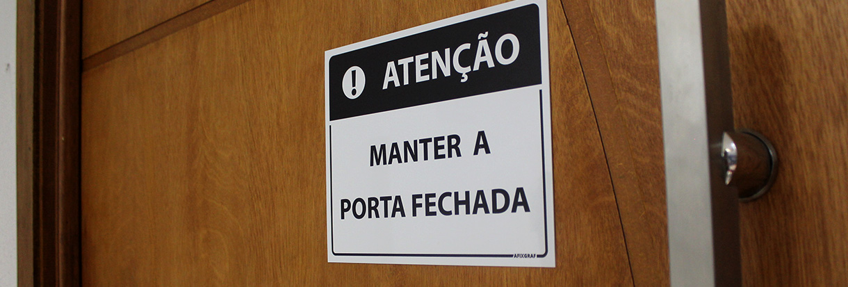 placa de sinalização atenção manter a porta fechada