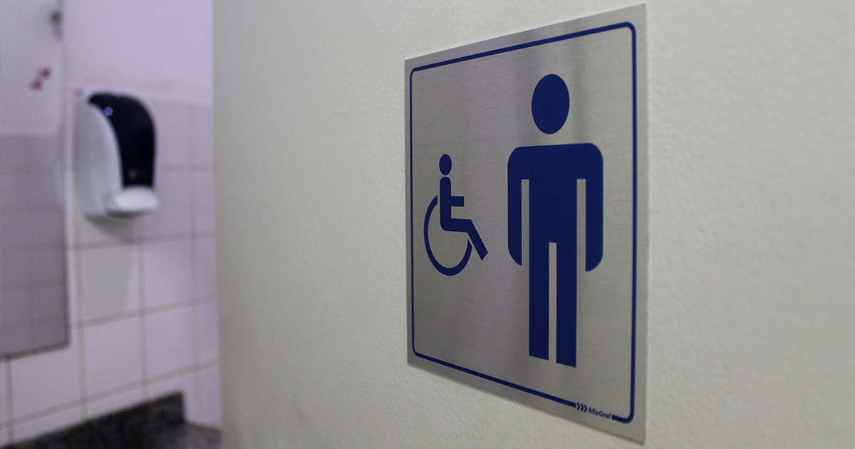 Placa de sinalização visual inclusiva para banheiro masculino