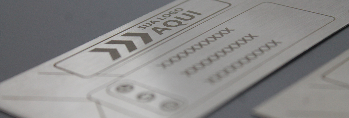 Etiqueta de metal personalizada com logotipo e dados