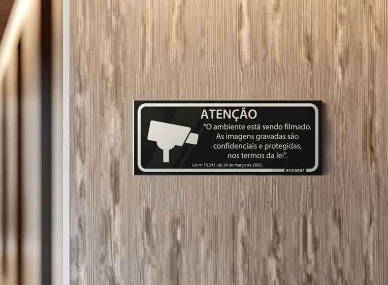 Placas para empresas fixada em parede