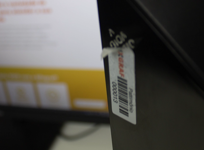 Etiqueta de segurança patrimonial fixada em CPU