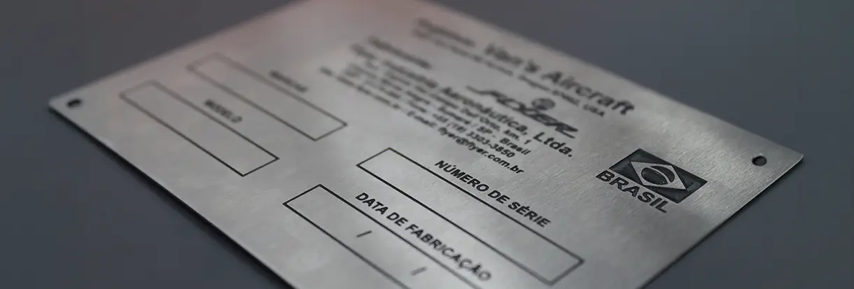 Placa de identificação industrial com dados e informações de contato