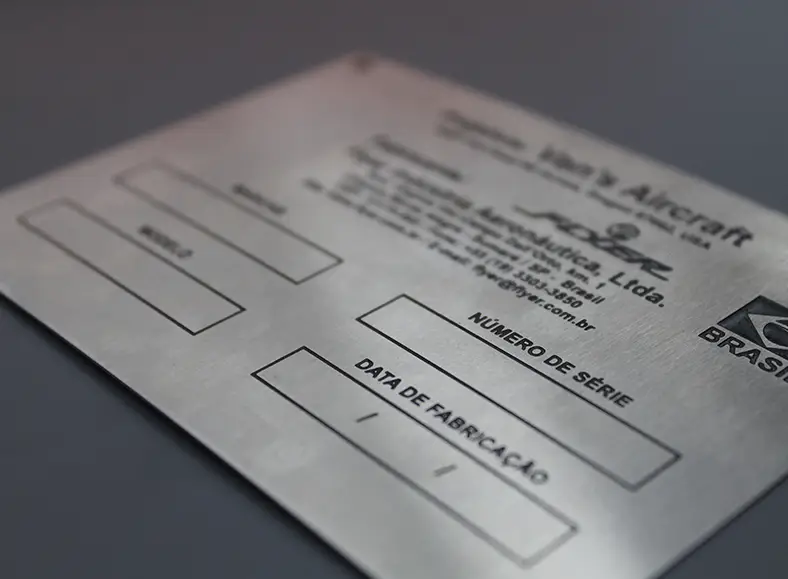 Placa de identificação industrial com dados e informações de contato