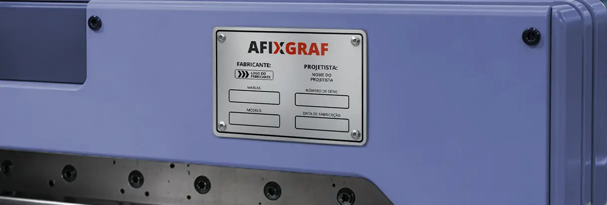 Placa de alumínio fixada em maquina industrial