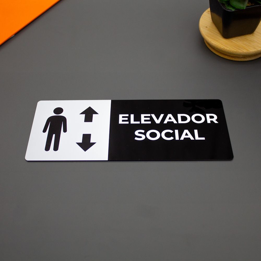 Placa para escritório em acrílico branco e preto indicando elevador social
