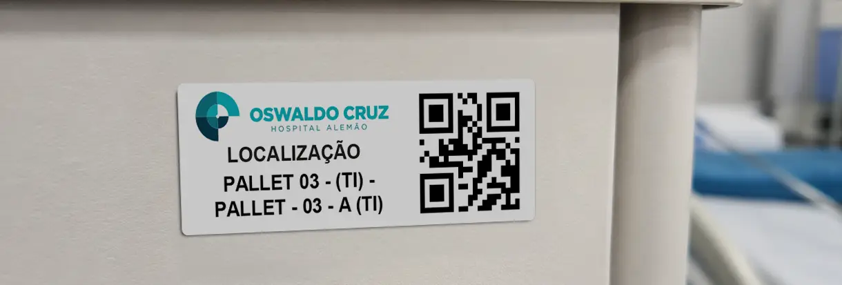Etiqueta patrimônio para hospital fixada em imobilizado hospitalar