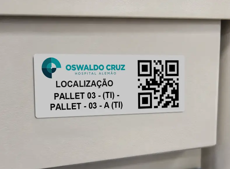 Etiqueta patrimônio para hospital fixada em imobilizado hospitalar