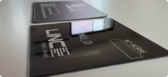 Tipos de acabamento de etiqueta de policarbonato | Afixgraf