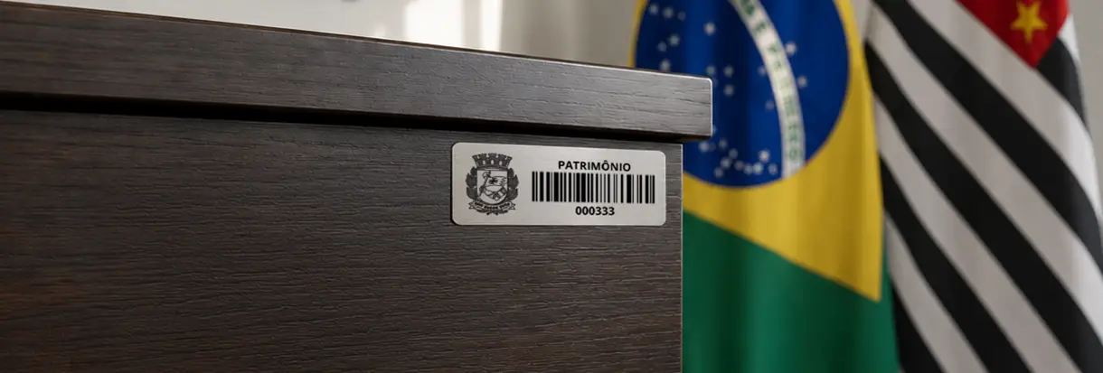 Etiqueta patrimônio prefeitura fixada no gabinete | Afixgraf