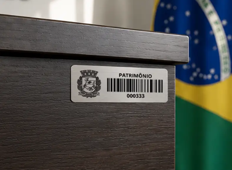 Etiqueta patrimônio prefeitura fixada no gabinete | Afixgraf