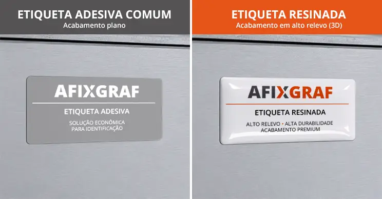 Comparação lado a lado entre uma etiqueta adesiva comum e uma etiqueta resinada aplicadas em produtos. A etiqueta comum apresenta acabamento plano e fosco, enquanto a etiqueta resinada possui efeito 3D em alto relevo e brilho | Afixgraf