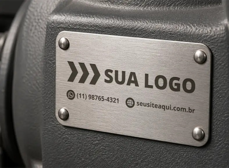 Placa de identificação metálica personalizada fixada com rebites sobre a superfície de um equipamento industrial | Afixgraf