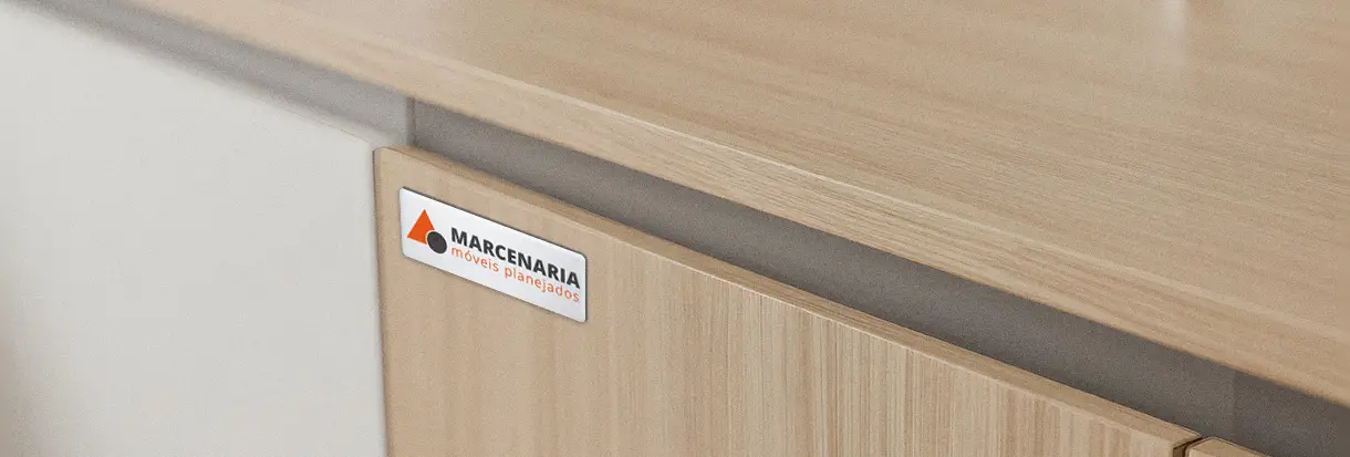 Placa de identificação para móveis fixada em um móvel | Afixgraf