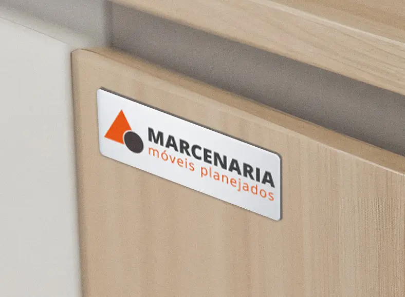 Placa de identificação para móveis fixada em um móvel