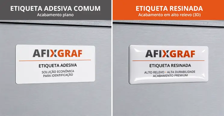 Comparação lado a lado entre uma etiqueta adesiva comum e uma etiqueta resinada aplicadas em produtos. A etiqueta comum apresenta acabamento plano e fosco, enquanto a etiqueta resinada possui efeito 3D em alto relevo e brilho | Afixgraf