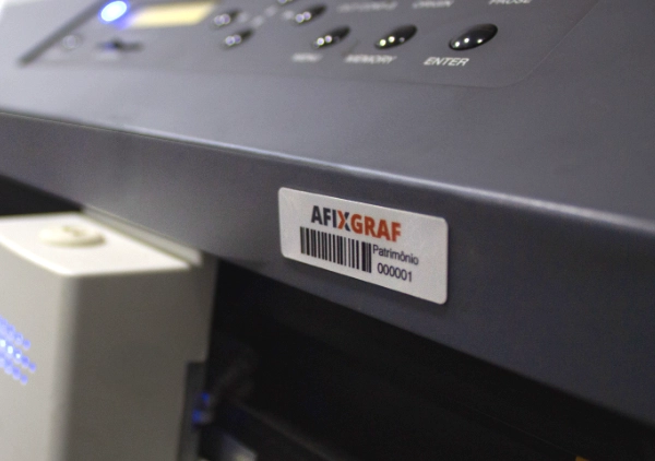 Placa de patrimônio em alumínio em máquina industrial | Afixgraf