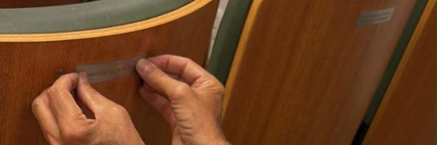 Placa de Identificação Aplicada em Auditório | Afixgraf