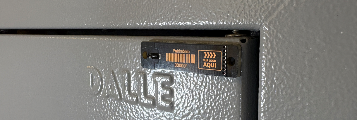 Tag RFID UHF Blindada aplicada em painel de luz | Afixgraf