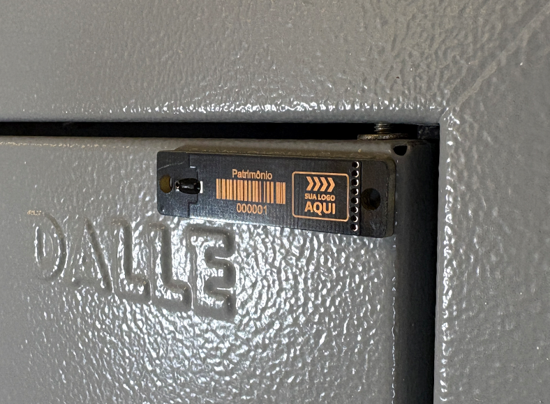 Tag RFID UHF Blindada aplicada em painel de luz | Afixgraf
